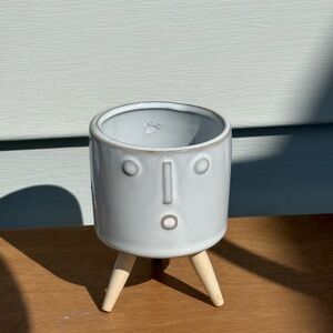 Melrose International Porcelain Face Planter with Wooden Legs
